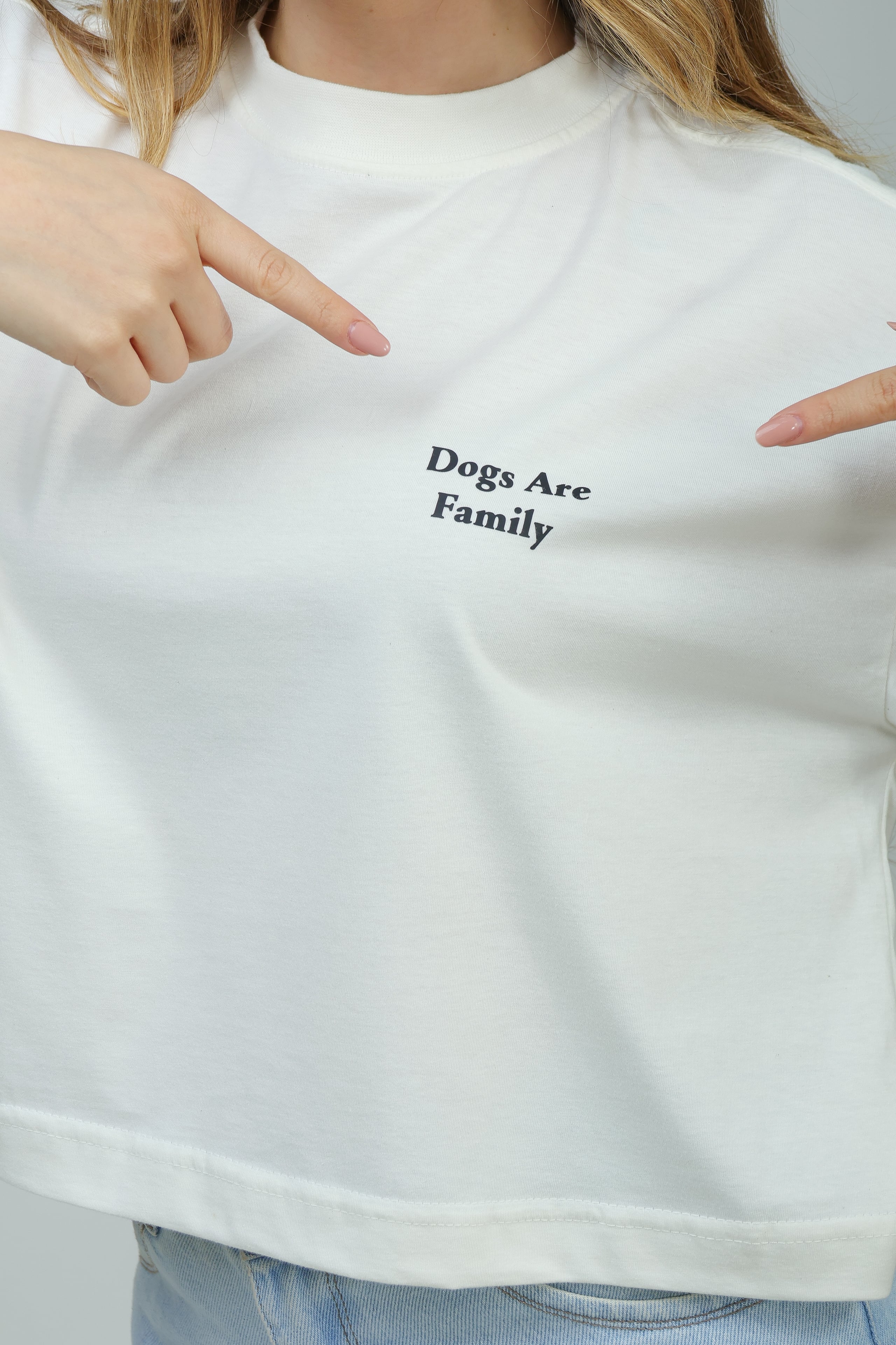 Camiseta Cropped Dogs Are Family